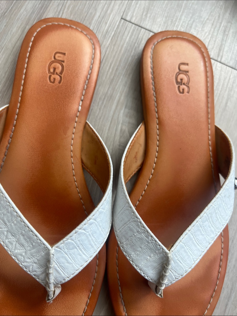 UGG Womens Tuolumne Sandals
Flip Flops Sz 7 White Leather Thong Comfort Summer - Picture 4 of 8